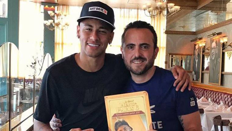 Neymar Jr, junto al chef Isaak Azar del café París de Miami