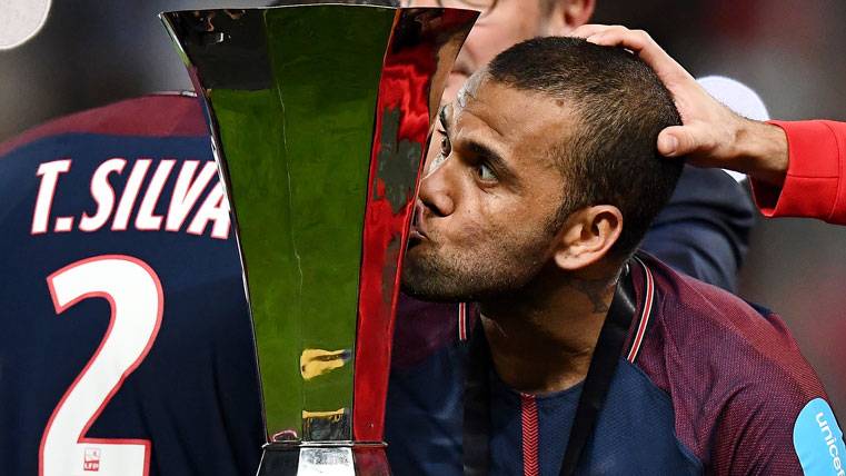Dani Alves, besando la Supercopa de Francia lograda con el PSG