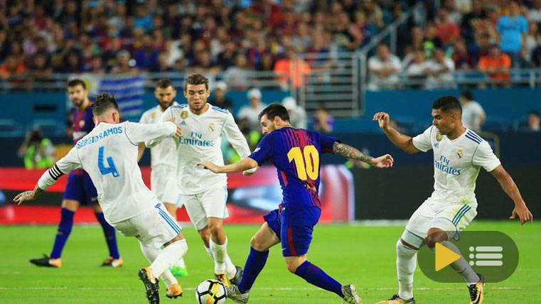 Leo Messi, surrounded of players of the Real Madrid