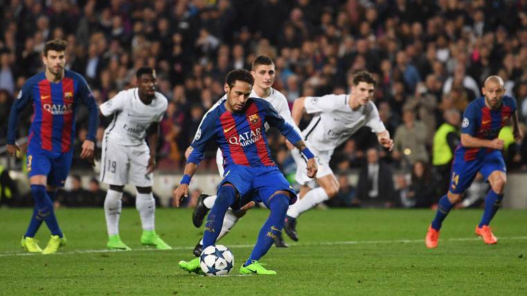 Neymar, marcando un gol de penalti contra el PSG