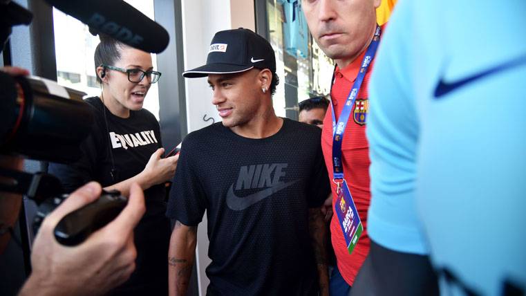 Neymar Jr, just before participating in an act of Nike