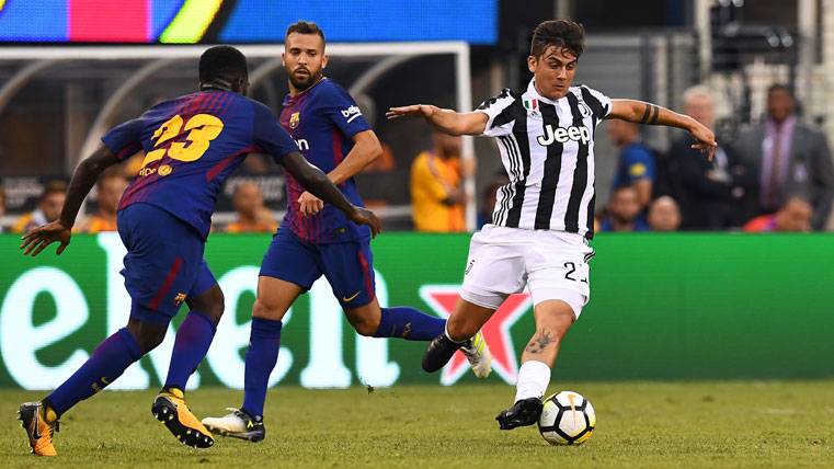 Paulo Dybala, surrounded of players of the FC Barcelona