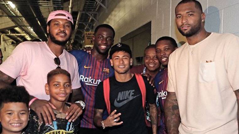 Neymar, posando en una fotografía junto a Carmelo Anthony, Green y Cousins