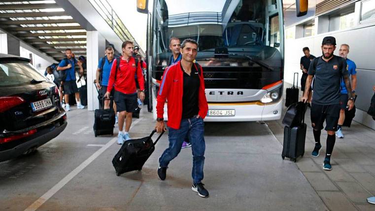 Ernesto Valverde and the Barça arrive to the airport of The Prat