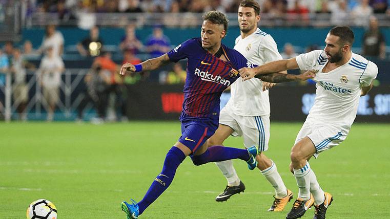 Neymar And Dani Carvajal fight by a balloon in the Classical of Miami