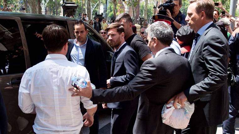 Leo Messi, a punto de entrar en un coche tintado tras declarar