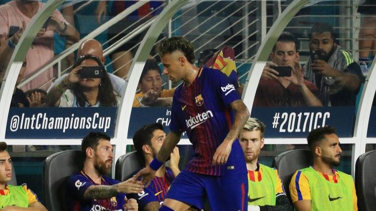 Neymar saluda a Messi