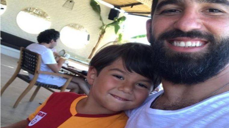 Arda Turan con un fan del Galatasaray