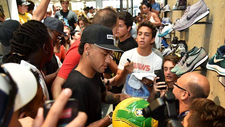 Neymar Jr, firmando autógrafos en un acto de la marca Nike