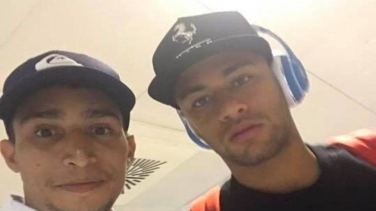 Neymar con un aficionado del PSG