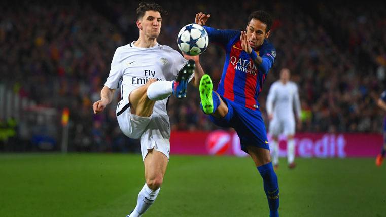 Neymar Jr, peleando por un balón con un defensor del PSG