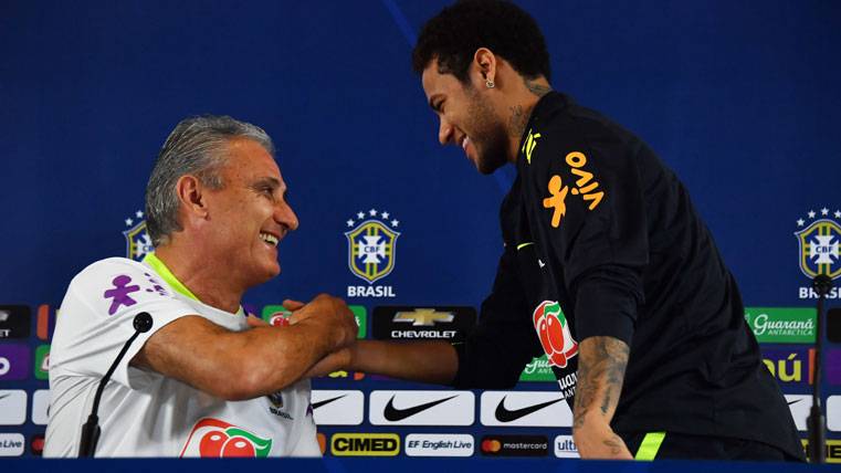 El seleccionador de Brasil y Neymar, dándose la mano