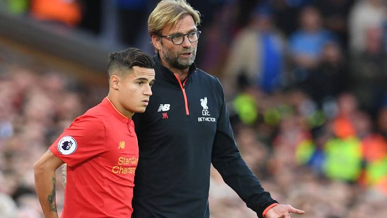 Coutinho And Klopp, chatting in an image of archive