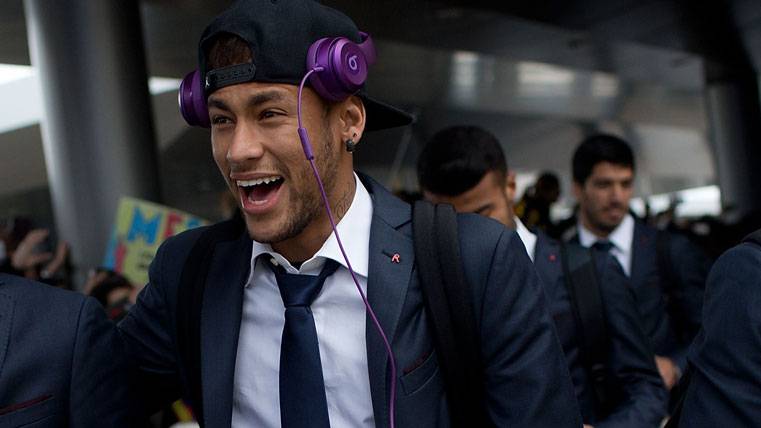 Neymar Jr, smiling before a trip in an image of archive
