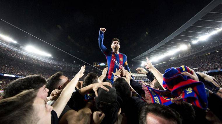 Leo Messi, celebrando con los aficionados del Barça la remontada ante el PSG