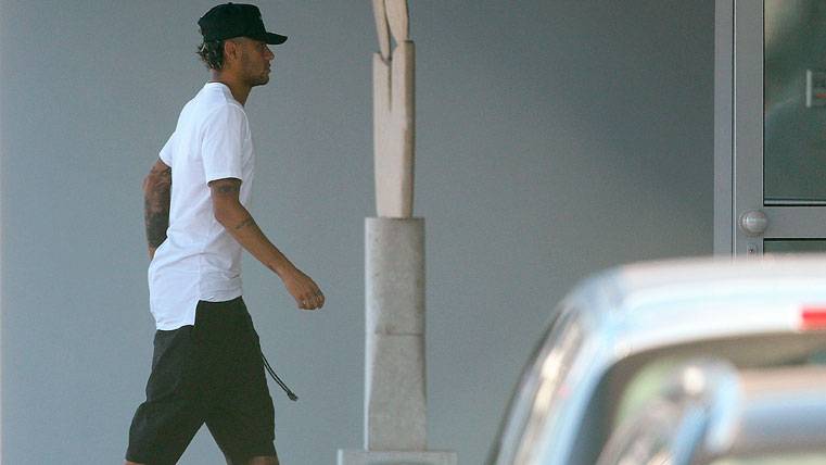 Neymar Jr, saliendo del Aeropuerto tras llegar de Oporto