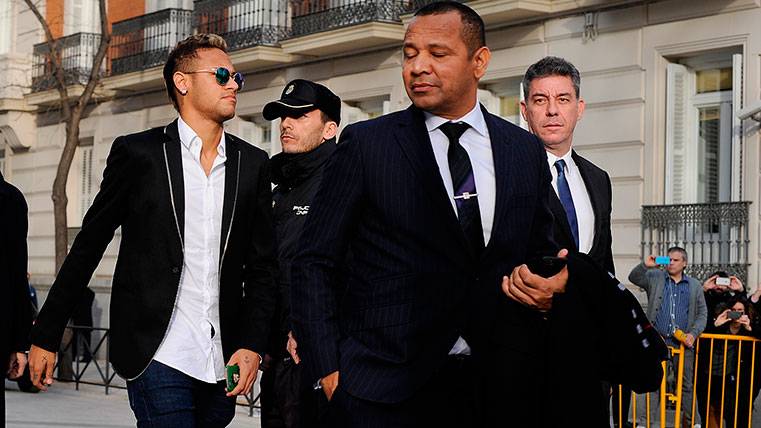 Neymar And his father walk of the Court