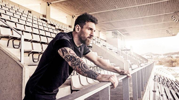 Leo Messi, posing in an image of his account of Twitter