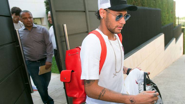 Neymar Jr, saliendo de Barcelona para dirigirse hasta París