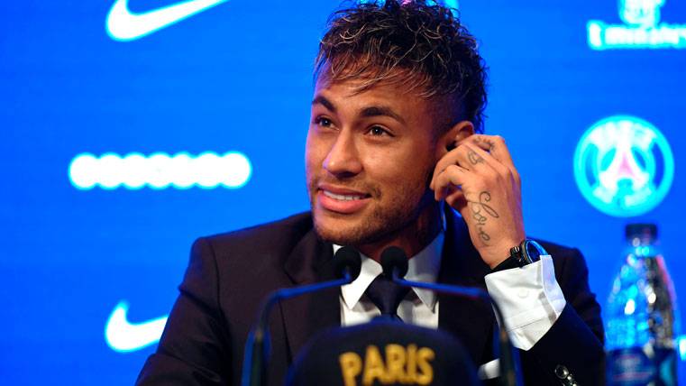 Neymar Jr, presented in press conference with Paris Saint-Germain