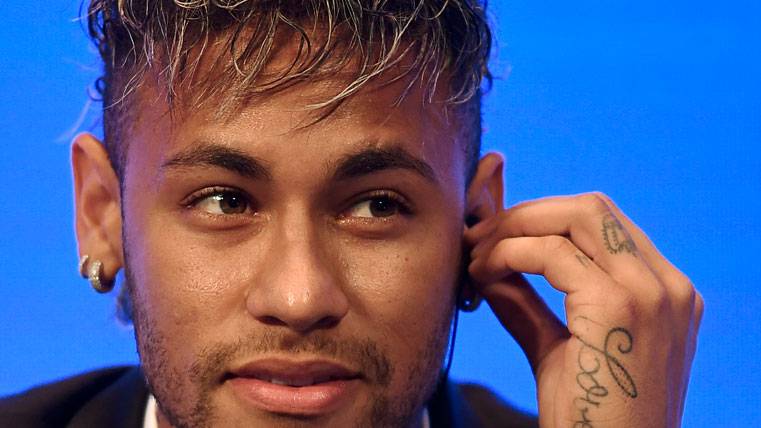 Neymar Jr, escuchando una de las preguntas en la rueda de prensa