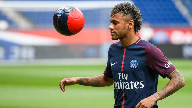 Neymar Jr, giving touch to the balloon in the Park of The Princes