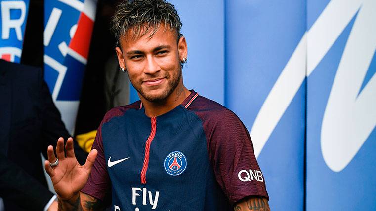 Neymar durante su presentación con el Paris Saint Germain