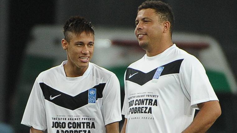 Neymar y Ronaldo en un partido amistoso contra la pobreza