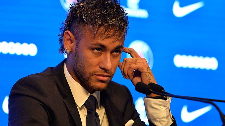Neymar en la rueda de prensa de su presentación con el PSG