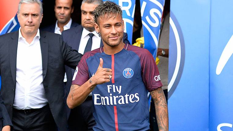 Neymar durante su presentación oficial con el Paris Saint Germain