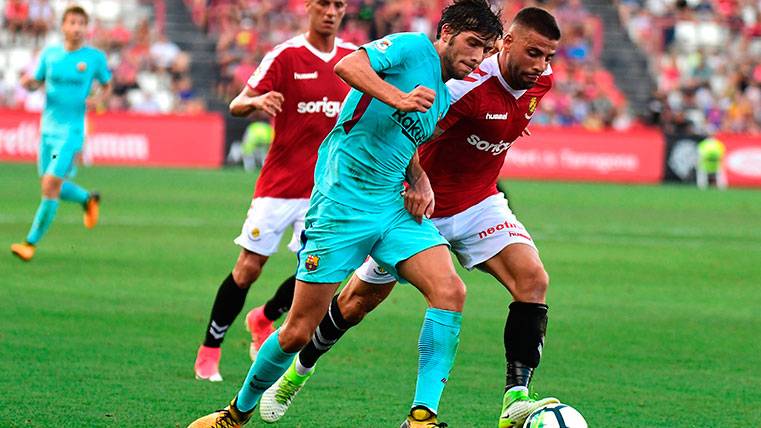 Sergi Roberto pugnando por un balón en un partido de pretemporada del Barça