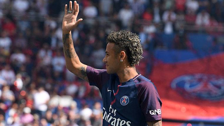 Neymar saluda a la afición del PSG en su presentación oficial