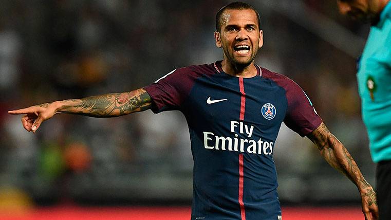 Dani Alves In his debut with the PSG in the Supercopa of France