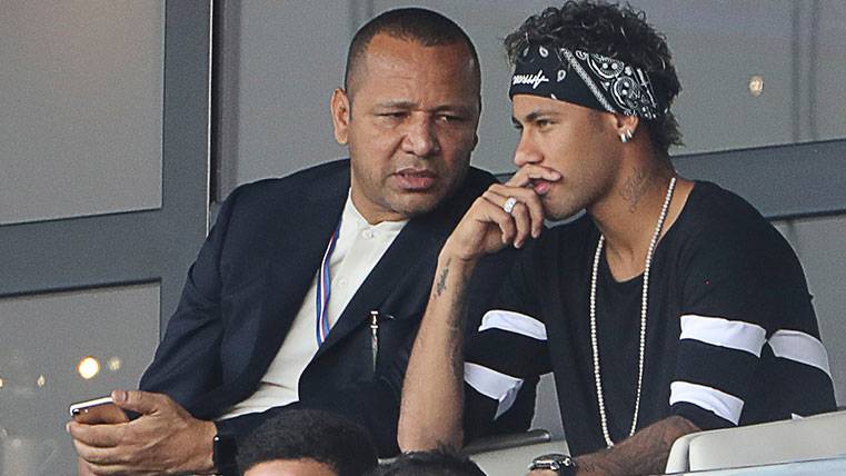 Neymar y su padre conversan en la grada del Parque de los Príncipes