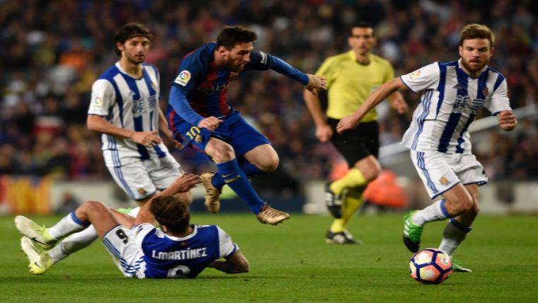 Iñigo Martinez tratando de parar a Messi
