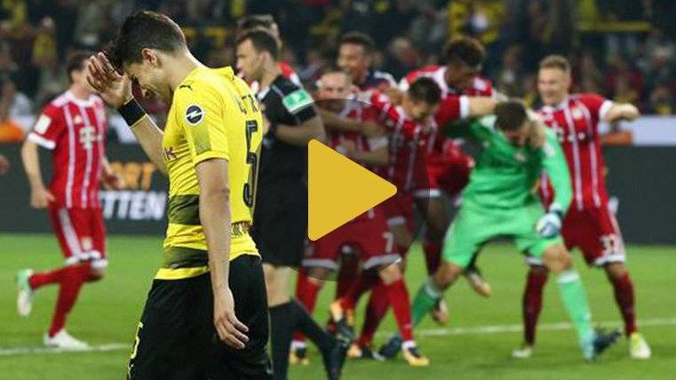 Marc Bartra, cabizbajo tras fallar el penalti decisivo ante el Bayern