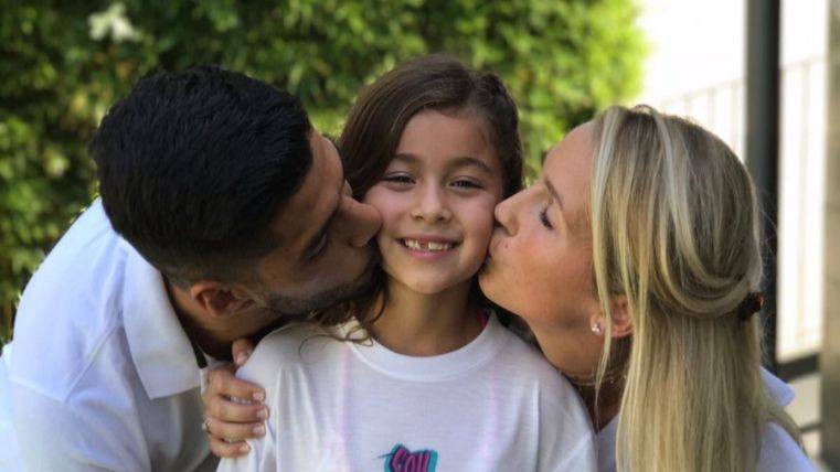 Luis Suárez con su hija Delfina de cumpleaños