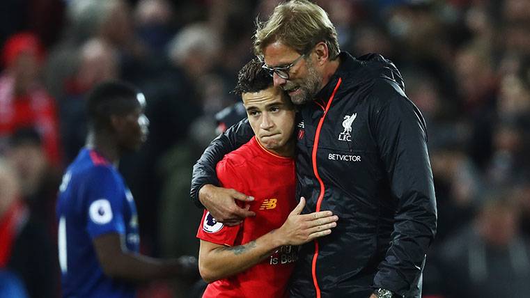 Jürgen Klopp y Philippe Coutinho conversan tras un partido del Liverpool