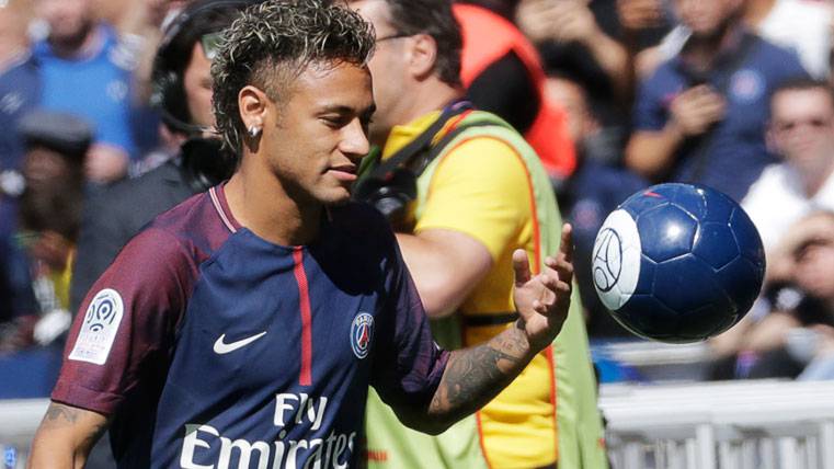 Neymar Jr, presented in the Park of The Princes