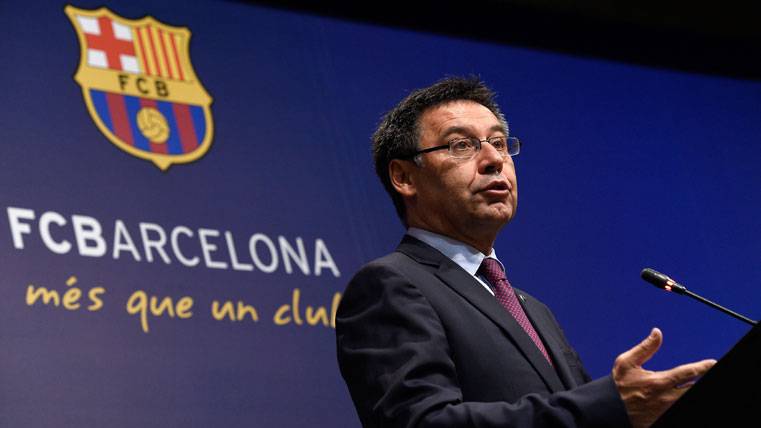 Josep Maria Bartomeu, giving a conference to the partners of the Barça