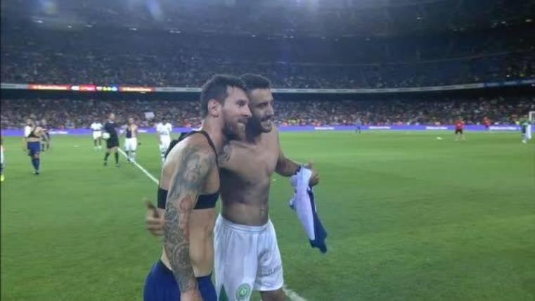 Messi and Ruschel change  the T-shirts