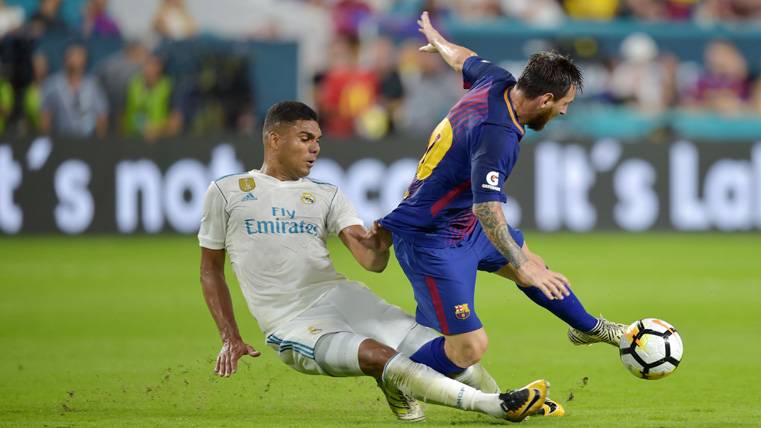Leo Messi, derribado por Casemiro en un Barça-Madrid