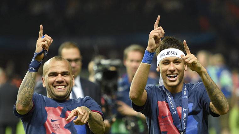 Neymar Jr y Dani Alves, tras conquistar la Champions con el Barça
