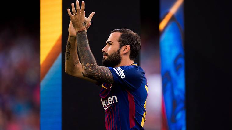 Aleix Vidal jumps to the lawn of the Camp Nou during the Trophy Joan Gamper