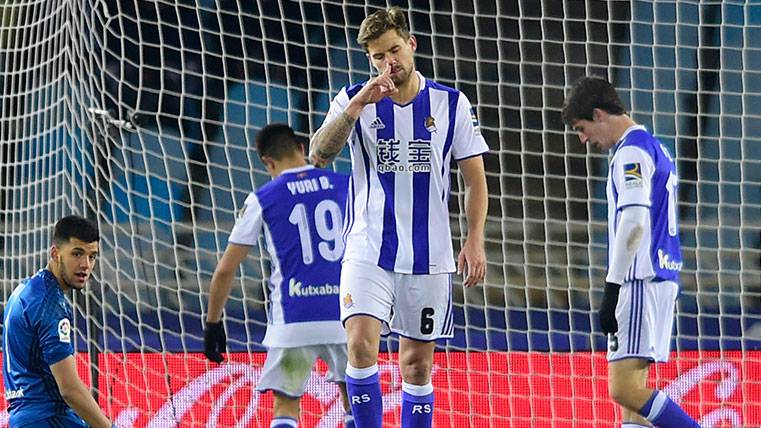 Íñigo Martínez se lamenta tras un gol encajado por la Real Sociedad