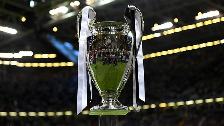 The trophy of the Champions League in the past final of Cardiff