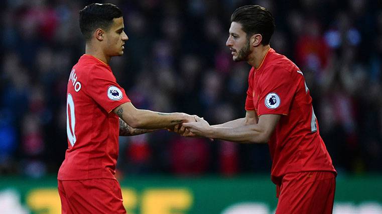 Philippe Coutinho es sustituido por Adam Lallana en un partido del Liverpool