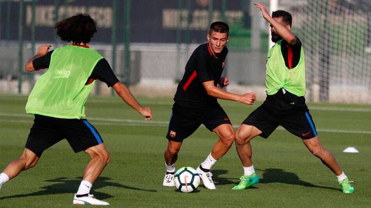 Sergi Palencia in a training with the Barça B