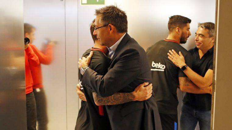 Bartomeu visiting to the staff in the training