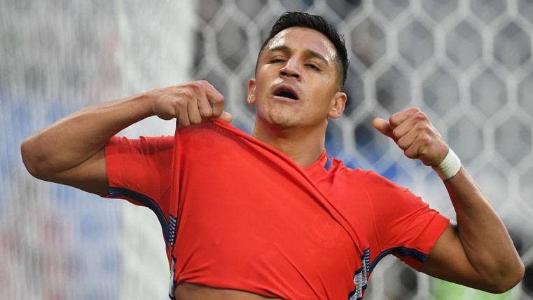 Alexis Sánchez, regretting have wasted an occasion of goal